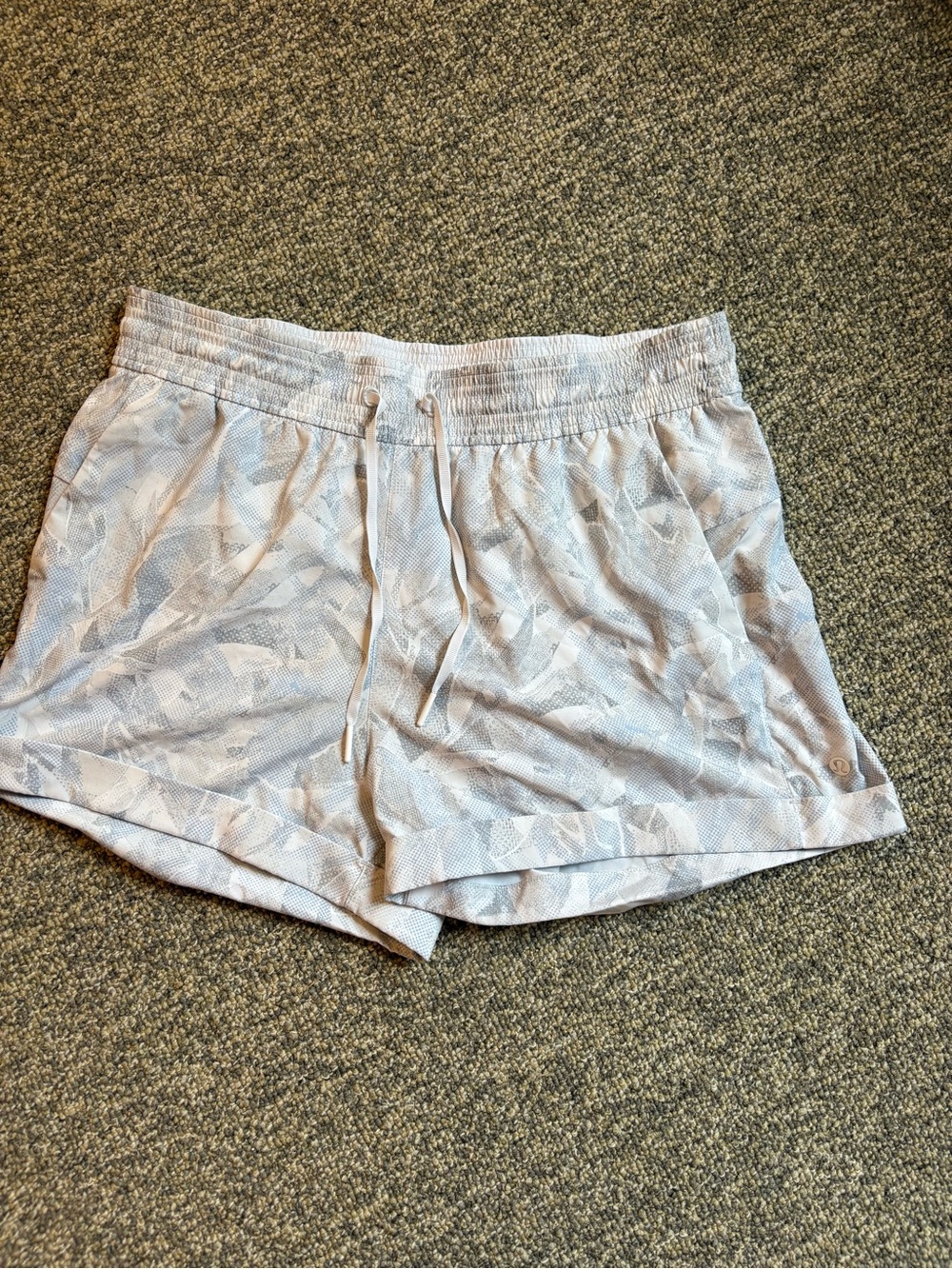 Lululemon spring break away shorts in grey geometric